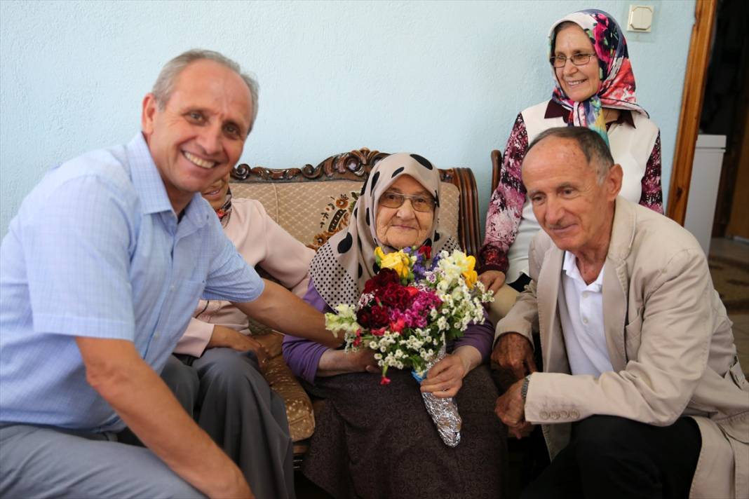 Konya’da yurttaki çocuklar "Mehmet Ali baba"larının 100. yaşını kutladı 5